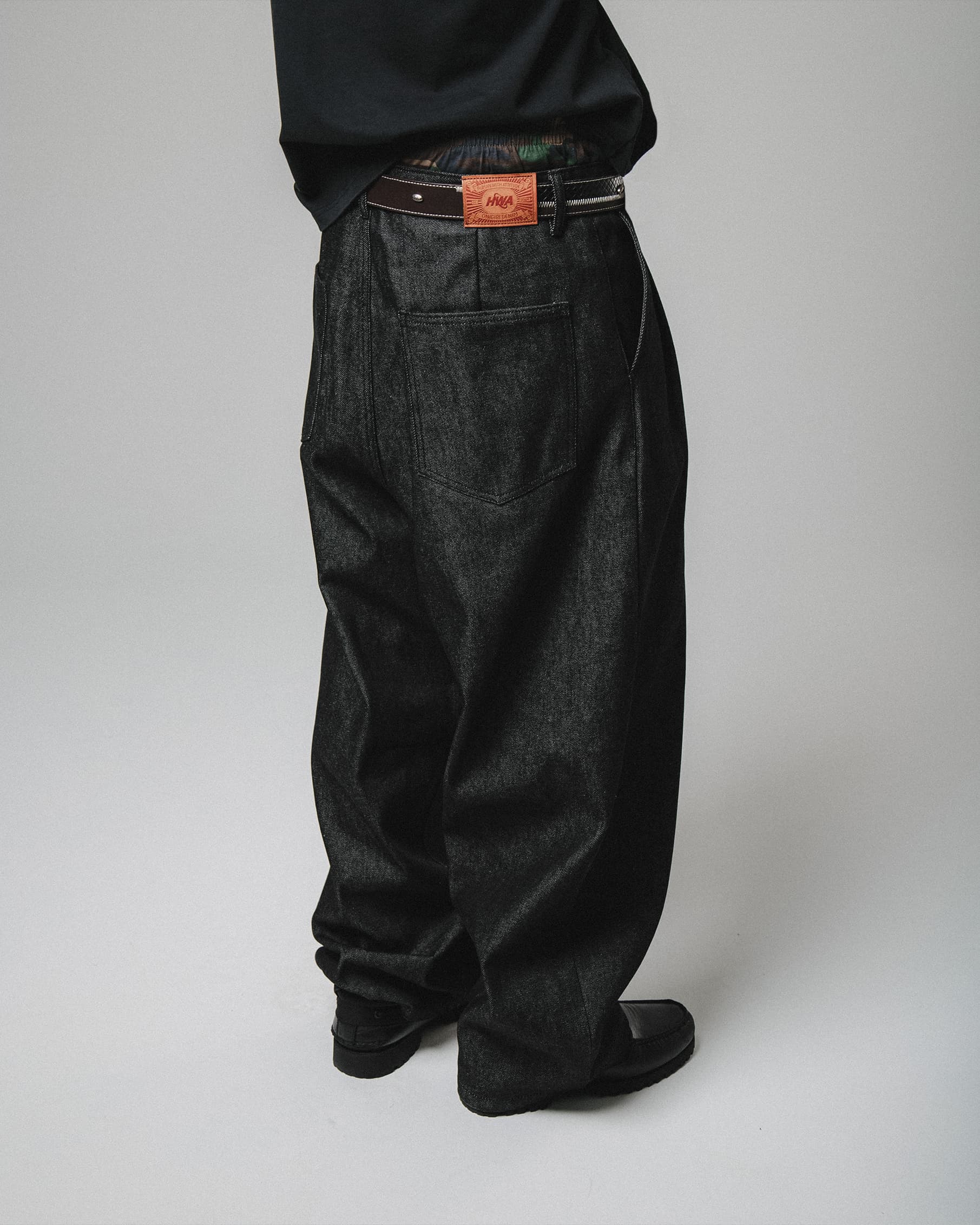 Pleated Onigiri Jeans - Raw Black